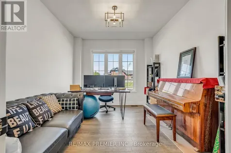 25 Low Boulevard Uxbridge ON L9P 1W7