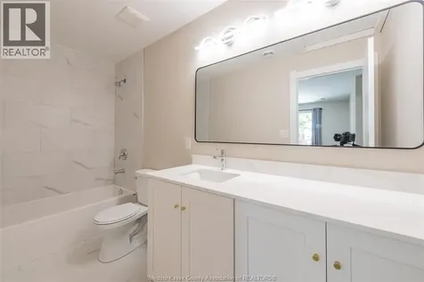 912 Hall Avenue Windsor ON N9A 2M5