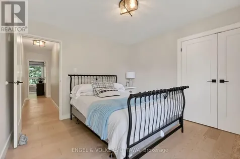 164 Mcclintock Way Ottawa ON K2L 2A4