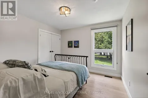 164 Mcclintock Way Ottawa ON K2L 2A4