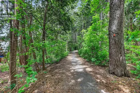 164 Mcclintock Way Ottawa ON K2L 2A4
