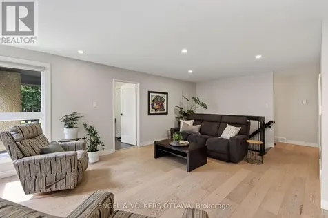 164 Mcclintock Way Ottawa ON K2L 2A4