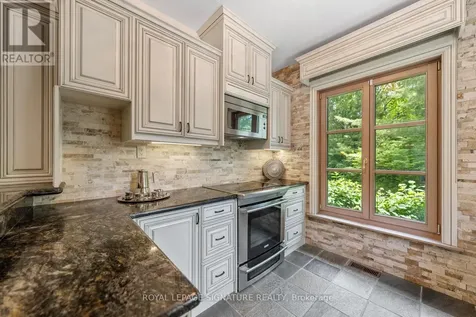 30 Kingswood Drive King ON L7B 1K8