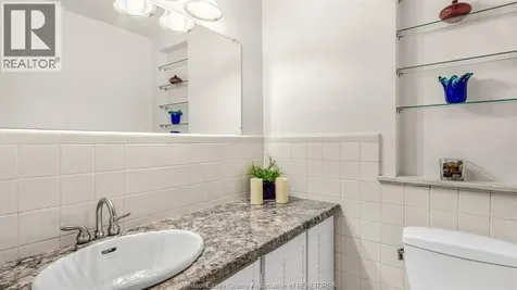 4054 Roseland Drive West Windsor ON N9G 1Z8