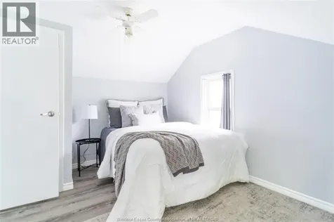 1015 Oak Windsor ON N9A 5G5