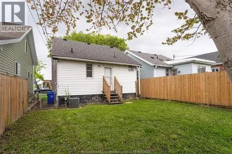 1015 Oak Windsor ON N9A 5G5
