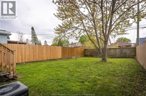 1015 Oak Windsor ON N9A 5G5