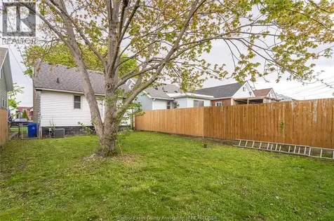 1015 Oak Windsor ON N9A 5G5