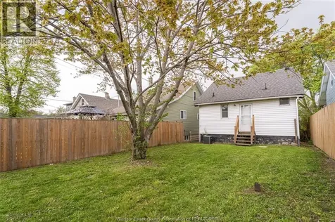 1015 Oak Windsor ON N9A 5G5