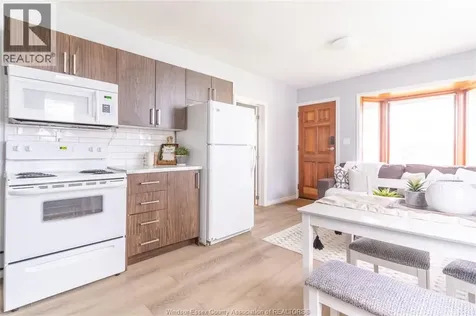 1015 Oak Windsor ON N9A 5G5