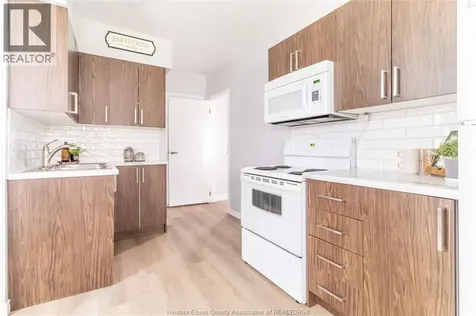 1015 Oak Windsor ON N9A 5G5