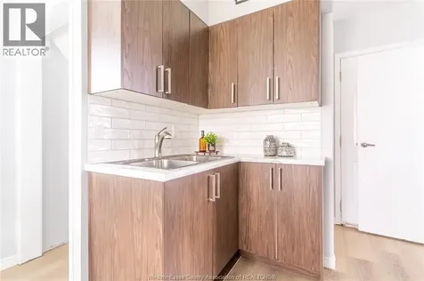 1015 Oak Windsor ON N9A 5G5
