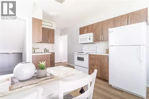 1015 Oak Windsor ON N9A 5G5