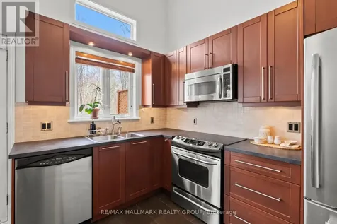 243 Gladeview Private Ottawa ON K1T 4A7