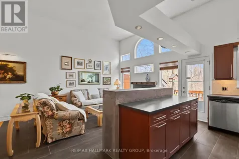 243 Gladeview Private Ottawa ON K1T 4A7
