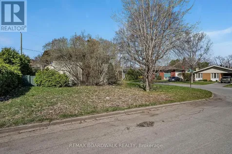 956 Garwood Avenue Ottawa ON K1V 6W9