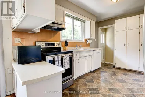 557 Glen Manor Boulevard Waterloo ON N2L 4T7