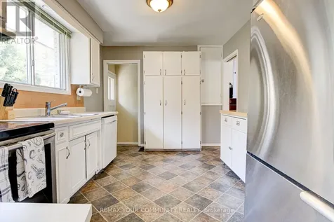 557 Glen Manor Boulevard Waterloo ON N2L 4T7