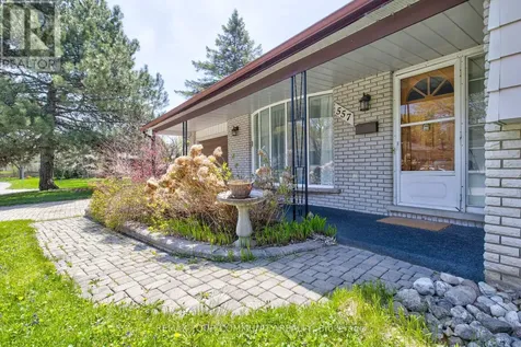 557 Glen Manor Boulevard Waterloo ON N2L 4T7