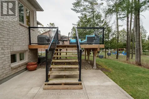 7 Fairway Crescent Wasaga Beach ON L9Z 1C1