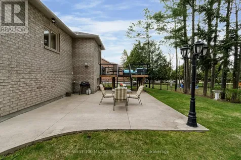 7 Fairway Crescent Wasaga Beach ON L9Z 1C1