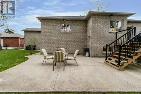 7 Fairway Crescent Wasaga Beach ON L9Z 1C1