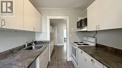 1424 Wyandotte Street West Windsor ON N9B 1H4