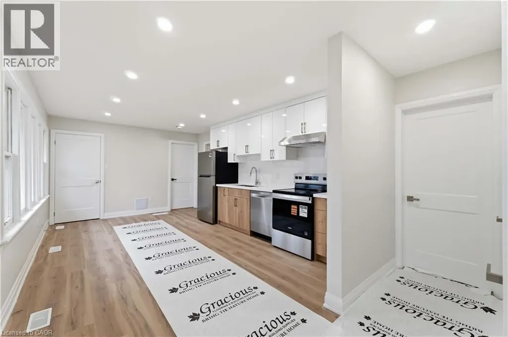 124 Mcelroy Road East Hamilton ON L9A 1Y9