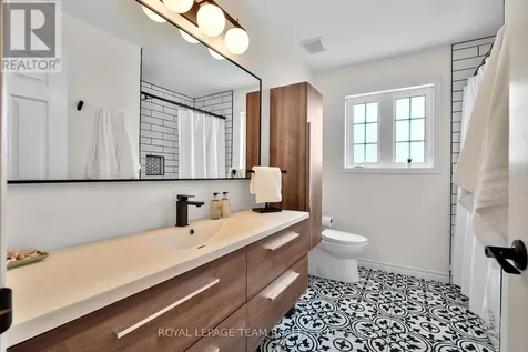 2122 Saunders Avenue Ottawa ON K2A 4C7