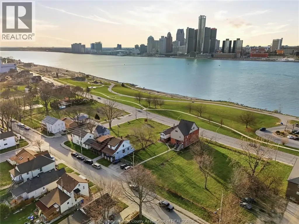 819-829 Riverside Avenue Windsor ON N9A 2T4