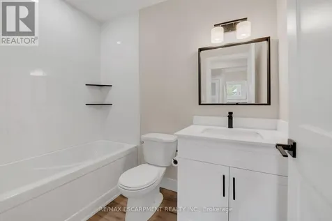 126 Auburn Avenue Hamilton (bartonville) ON L8K 3B2