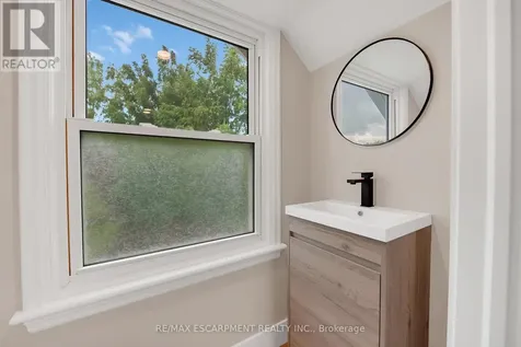 126 Auburn Avenue Hamilton (bartonville) ON L8K 3B2