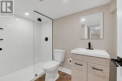 126 Auburn Avenue Hamilton (bartonville) ON L8K 3B2