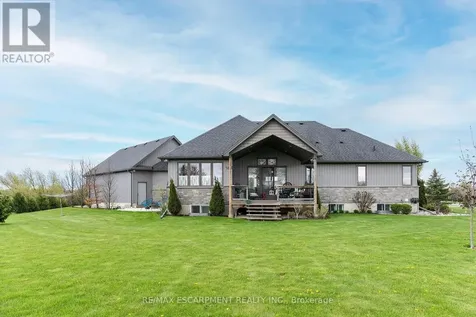 6 Macneil Court Brantford ON N3S 0G3