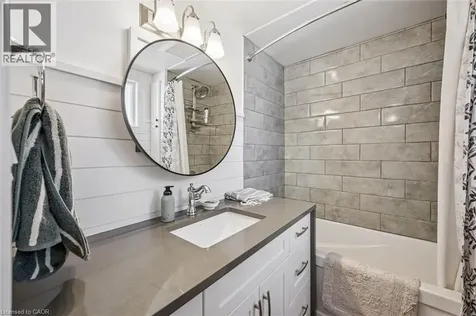 15 Waterside Avenue Cambridge ON N1R 1E8