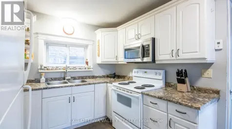 28 Paugh Lake Road Madawaska Valley ON K0J 1B0
