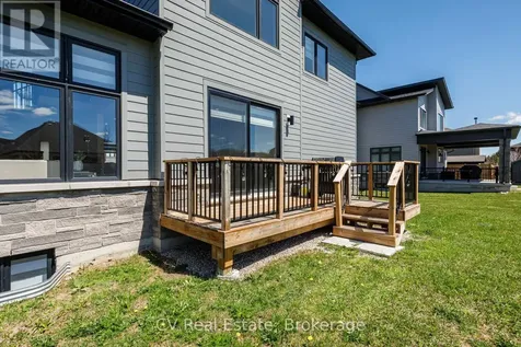 111 Stoneleigh Drive Blue Mountains ON L9Y 4P5