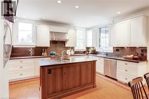 5 Undercliffe Avenue Hamilton ON L8P 3G9