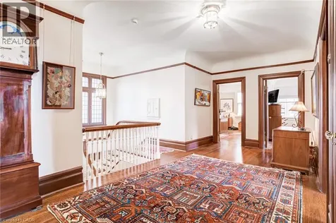 5 Undercliffe Avenue Hamilton ON L8P 3G9