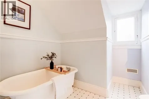 5 Undercliffe Avenue Hamilton ON L8P 3G9