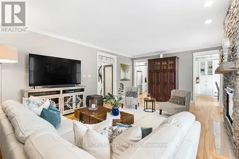32 Feldspar Crescent Ottawa ON K2S 1Y3