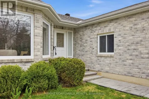 33 Treelawn Boulevard Perth ON K7H 3P1