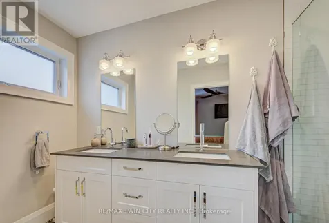 53 Lincoln Avenue Cambridge ON N1R 4W6