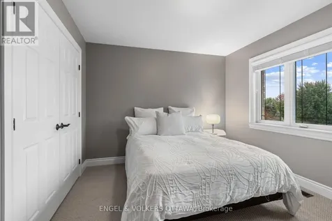 6808 Suncrest Drive Ottawa ON K4P 0B2