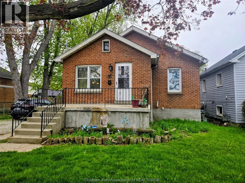 36 Mcnaughton Ave E Avenue Chatham ON N7L 2G1