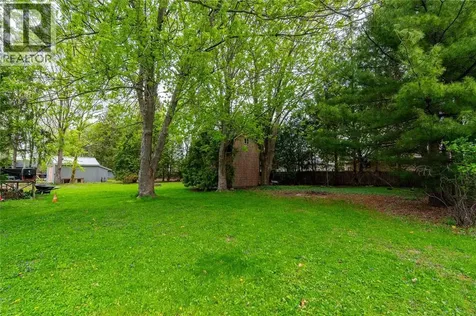 1736 Dufferin Avenue Wallaceburg ON N8A 2X4