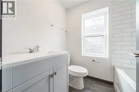 32 Britannia Avenue Hamilton ON L8H 1W4