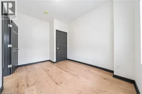 32 Britannia Avenue Hamilton ON L8H 1W4