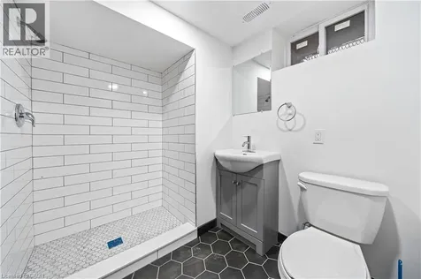 32 Britannia Avenue Hamilton ON L8H 1W4