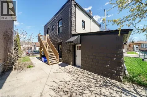 32 Britannia Avenue Hamilton ON L8H 1W4
